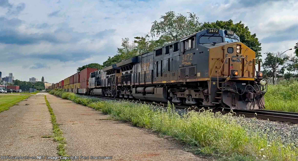 CSX 3472 leads I135.